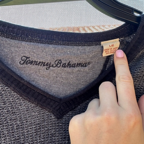 Tommy Bahama Black Gray Waffle V Neck Sweater Size Large Wool LS - Picture 2 of 4